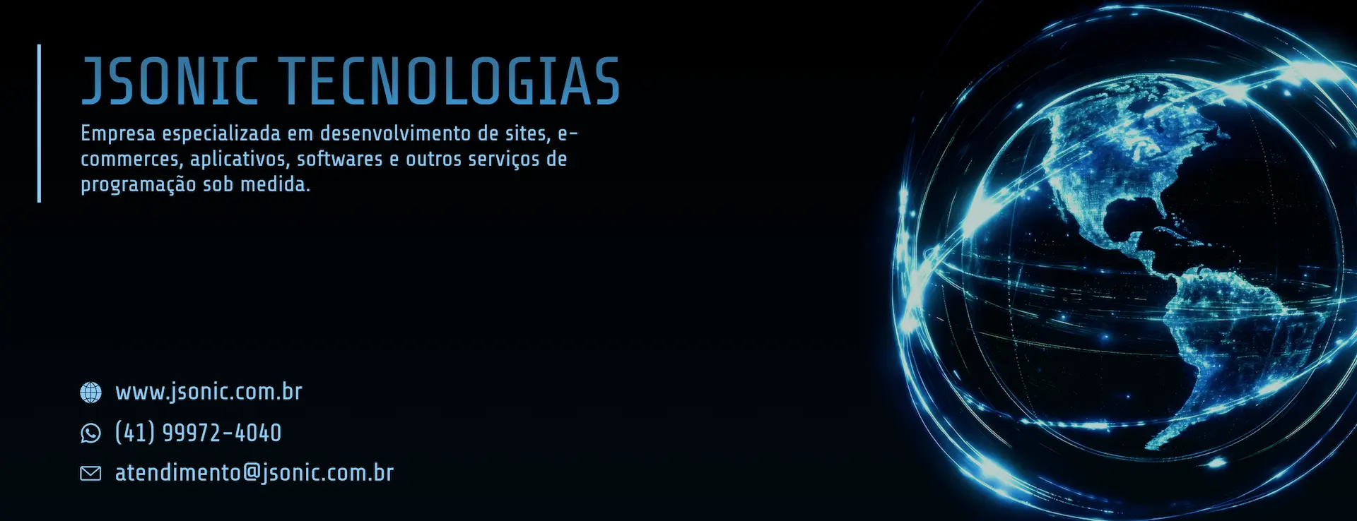 Homem segurando notebook mostrando logo da empresa.